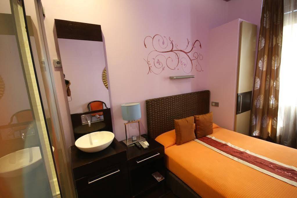 Madrid House Rooms ภายนอก รูปภาพ